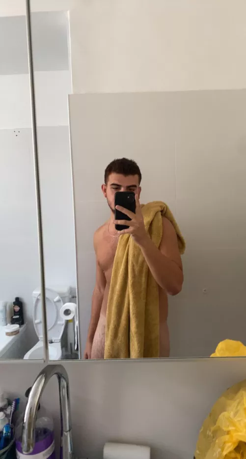 22 bottom, super horny, lemme see some 18-24 fit tops ;) mabmas22