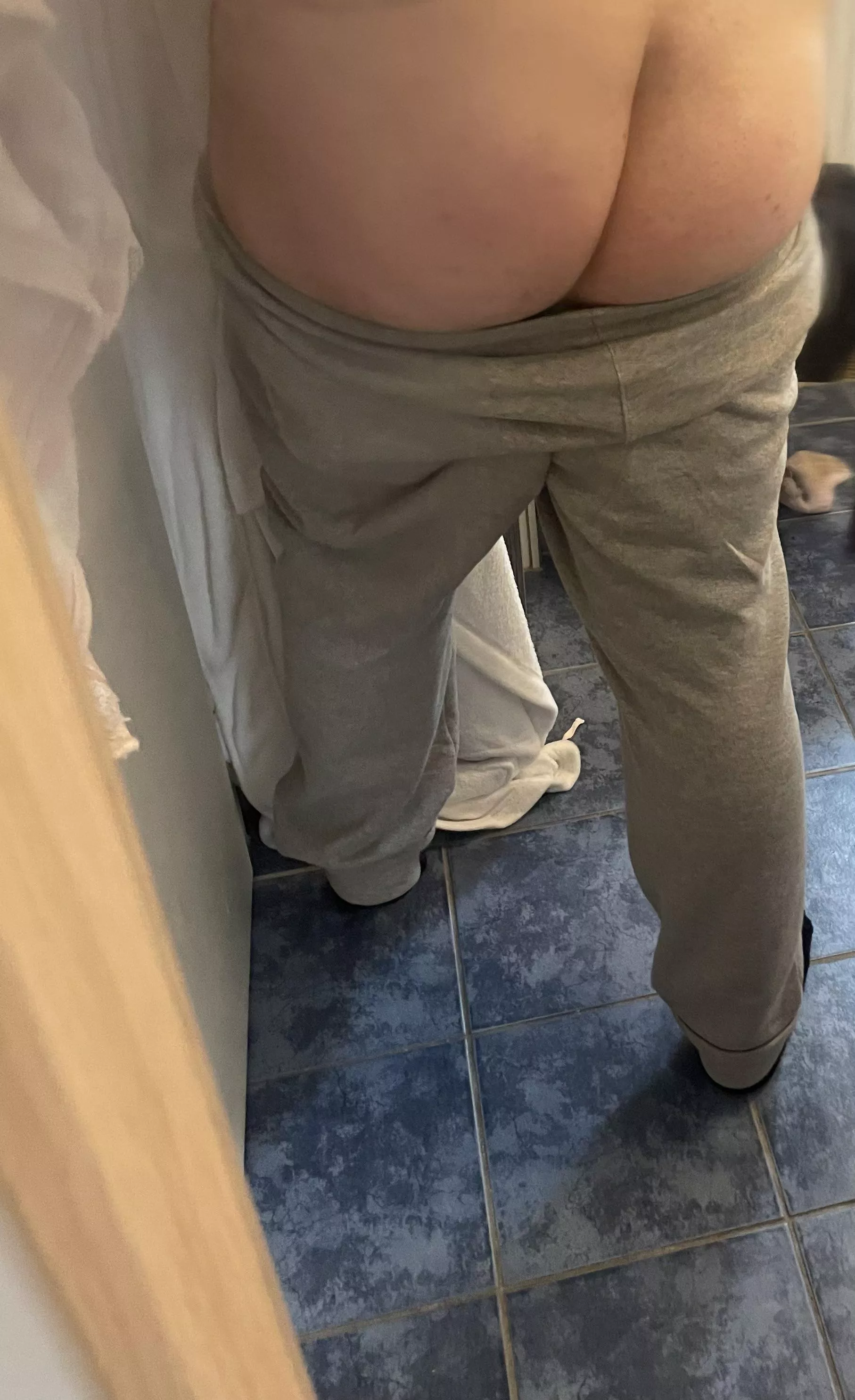 22 fem german Bottom with fat hairy (shaven in pic) ass looking for guys to have fun with. Let’s trade. Snap: xhydra125 . Sending vids and memo are a huge plus. Wanna show me how you would fuck me and thrust for me daddy? ++uncut + thairy ++abs/ fit ++