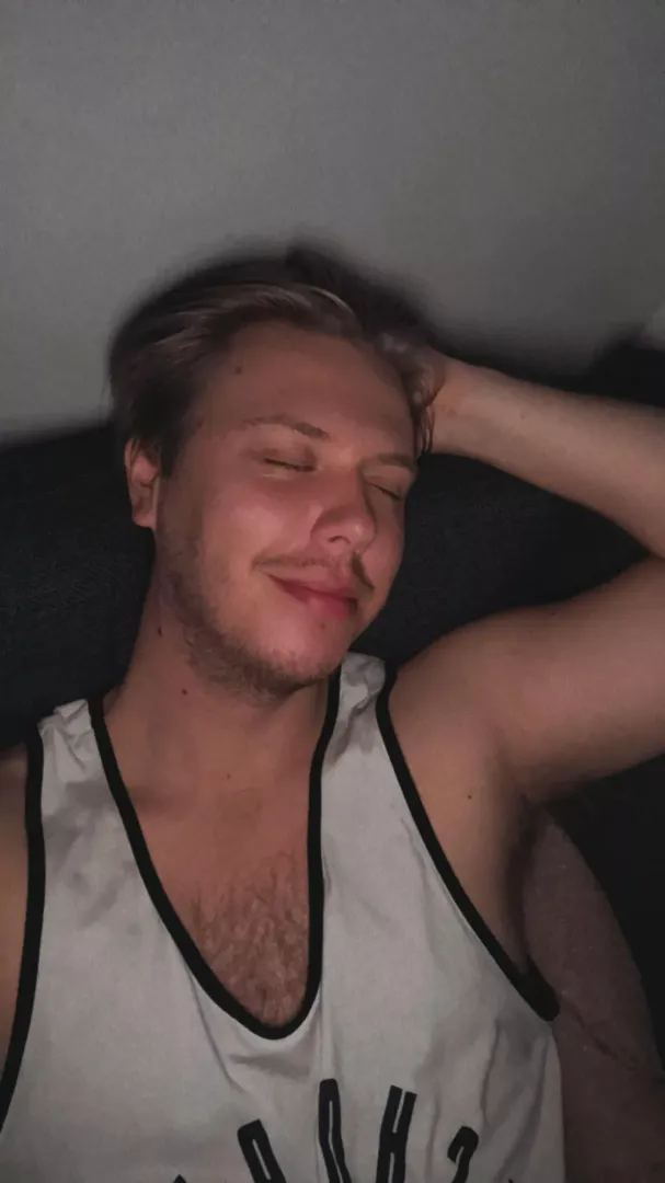 22 gaymer bored and wanting chat company :3