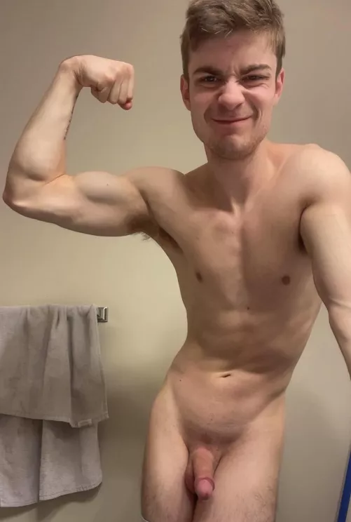 [22] Having some fun.😅How are the biceps?💪🏼