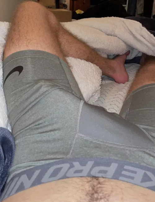 22 hung college bro looking for fit guys to jerk off with ;) 18-26 @jack23tyson