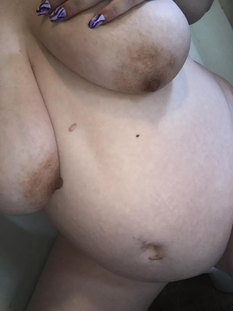 22 weeks pregnant and feeling so sexy 😈 what do you think?