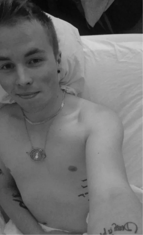 22 yo, let’s chat before bed! Dm me ☺️