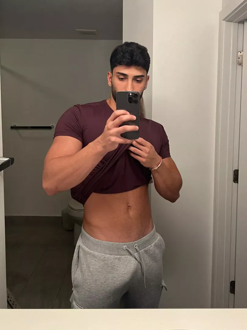 [23] can I send you naughty pics?