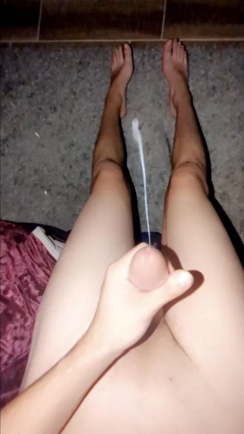 [23] do you wanna cum on my feet baby?🥵😋