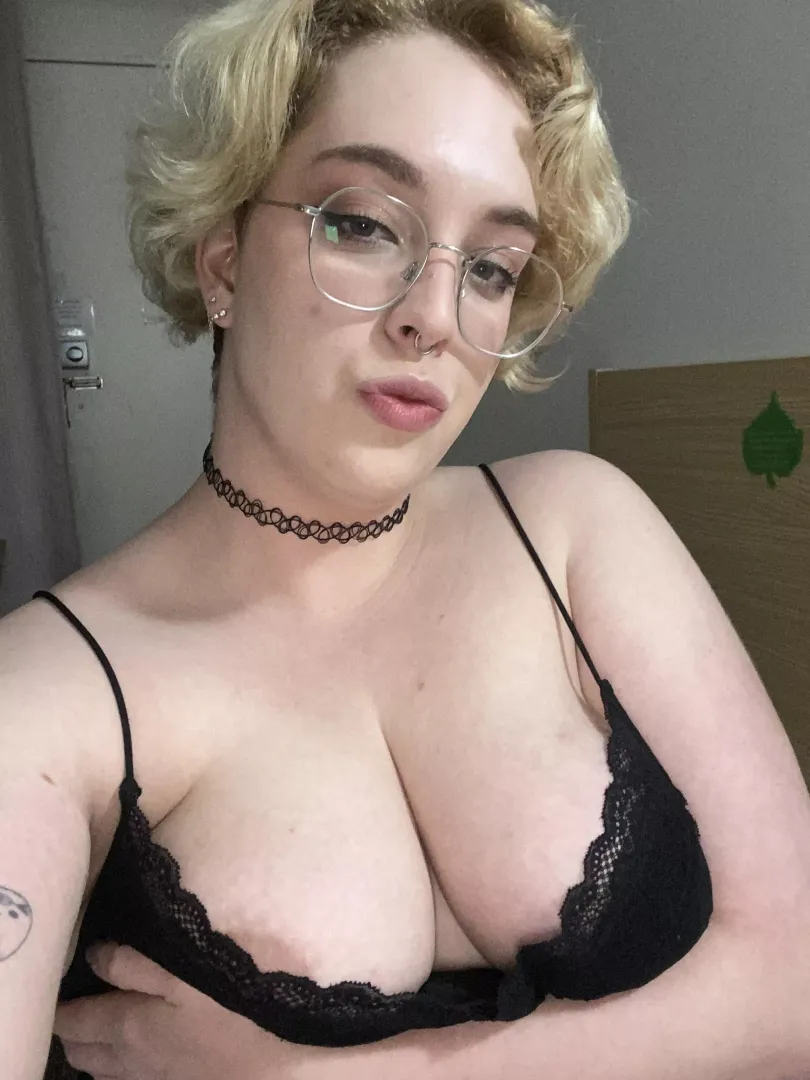 23 F, Bi would love to have more fun with girls x 