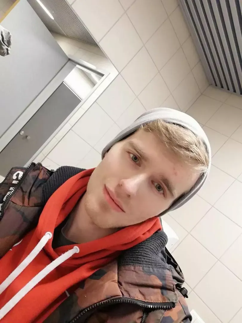 23 Poland bi soccer guy. I am looking for anyone with face to make a small group. Max age 21. @jac_ack