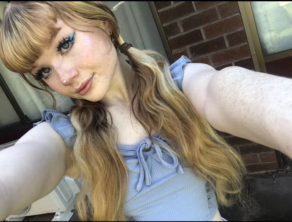 23f natural ginger + freckles !!