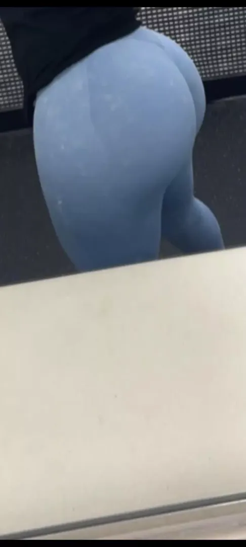 24 Dm me what you'd to to me at the gym. I have some more pics