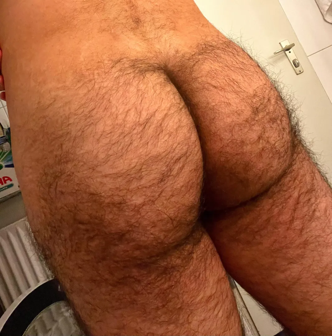 24 in shape DL with a furry bubble butt. Add my snap: Sctry8 or DM me
