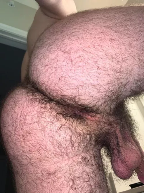 24 in shape with a big furry bubble butt. 🤪DM me or add my snap: FrryBr.