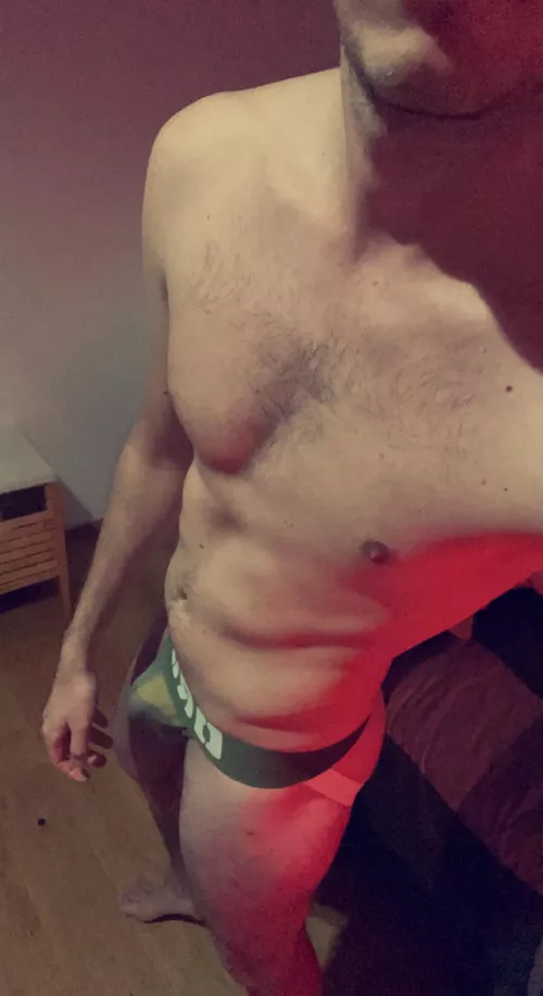 24 kinky stud from France. Switch more sub looking for a good strong dom for single or more sessions by week. I have a strong mind and pretty confident but you could break me as your toy. Feeling slutty on jockstrap