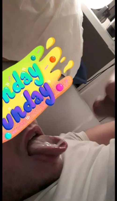 25 college student. Who else eats his own load? Hmu with a nude pic to trade vids Nilst2025 