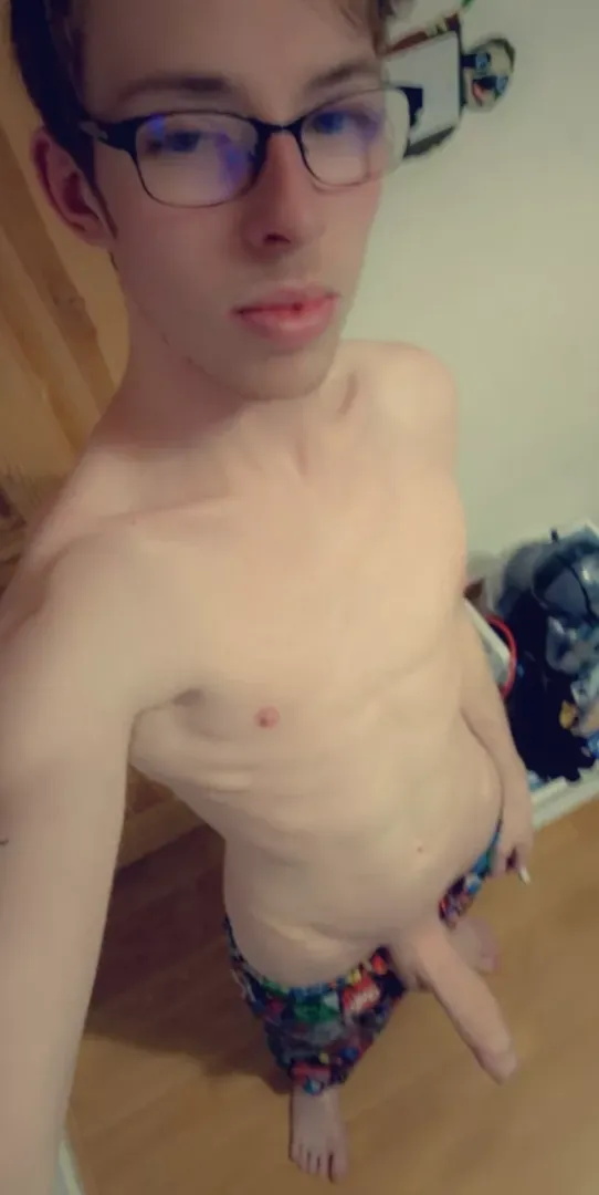 (25) Just a slim nerd showing that were not slim in all the right places 😘