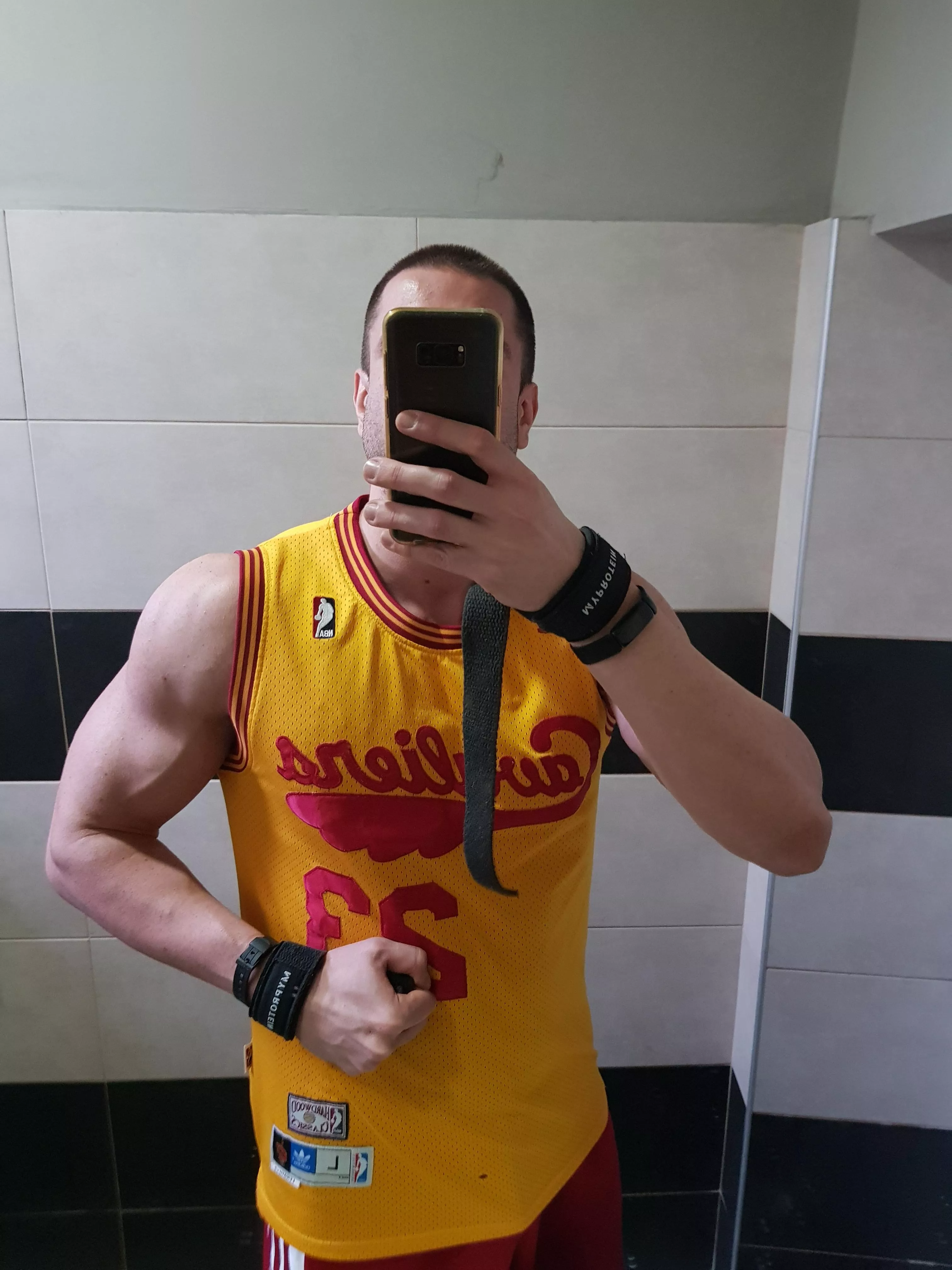 [25y.o, 6'7