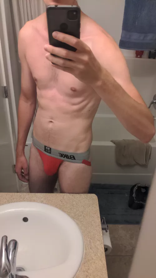 26 Canada hockey player and swimmer. Slim/fit+ uni/college+ hmu at evanjams3826