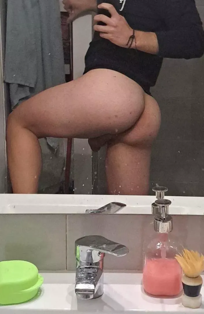 [26] looking for chill hung guys who like to show off. snap: @medsmurf. verbal++ older+++