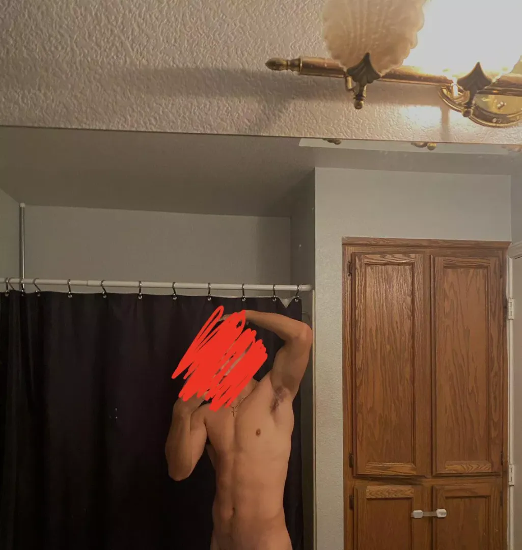 27 m USA j_smith956789 back from the gym. Sweaty pits. Slim fit little bros or hot daddy’s. Working from home today