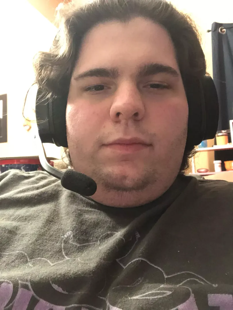 27 yro chubby male would like to flirt and see some dick gaymerguy1995