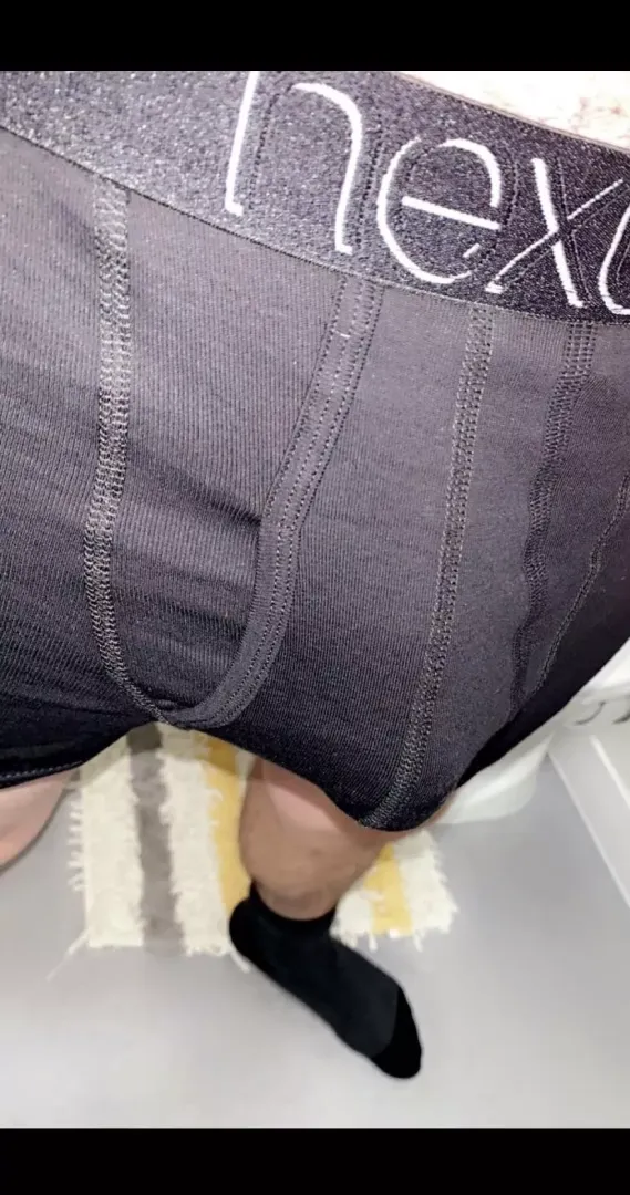 28 m U.K. looking to jerk live with someone Hmu