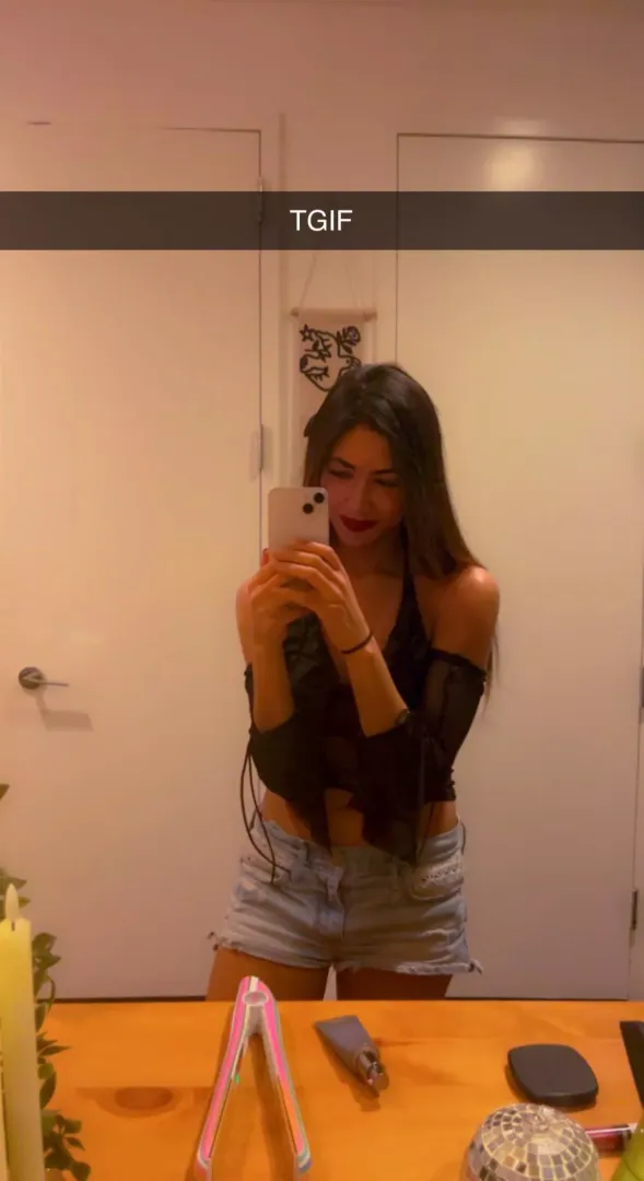 28F is this a crop top? Lol