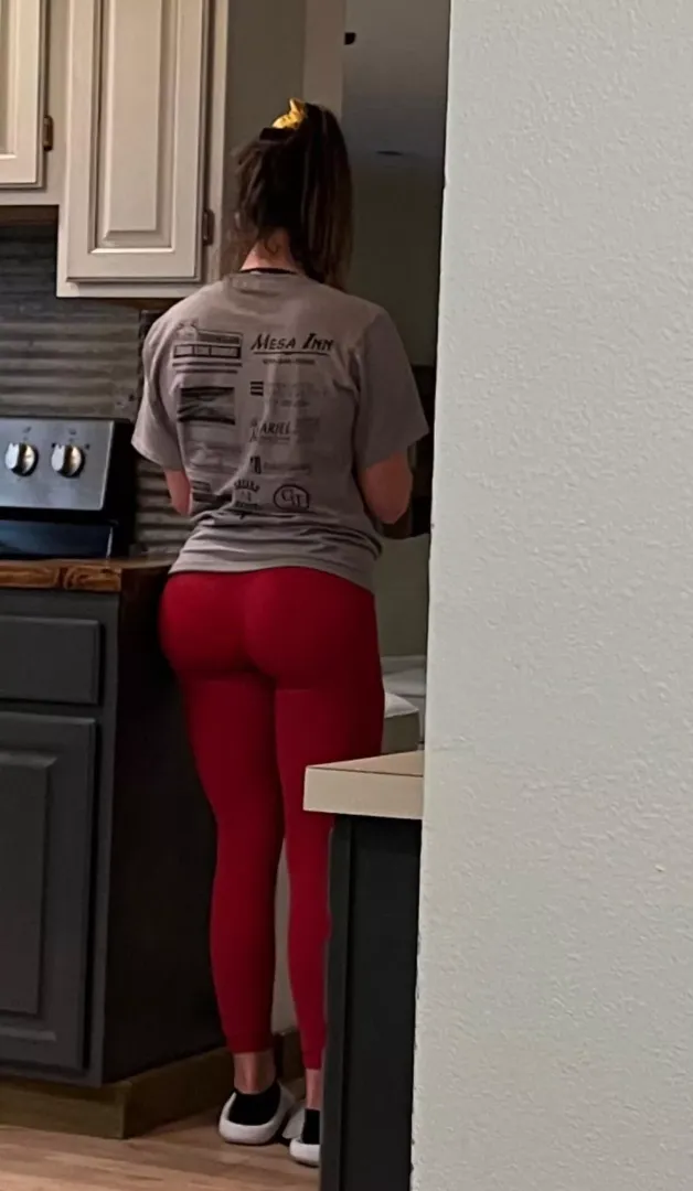 29 [F4R]Seamless leggings just seem to make the difference on my married body