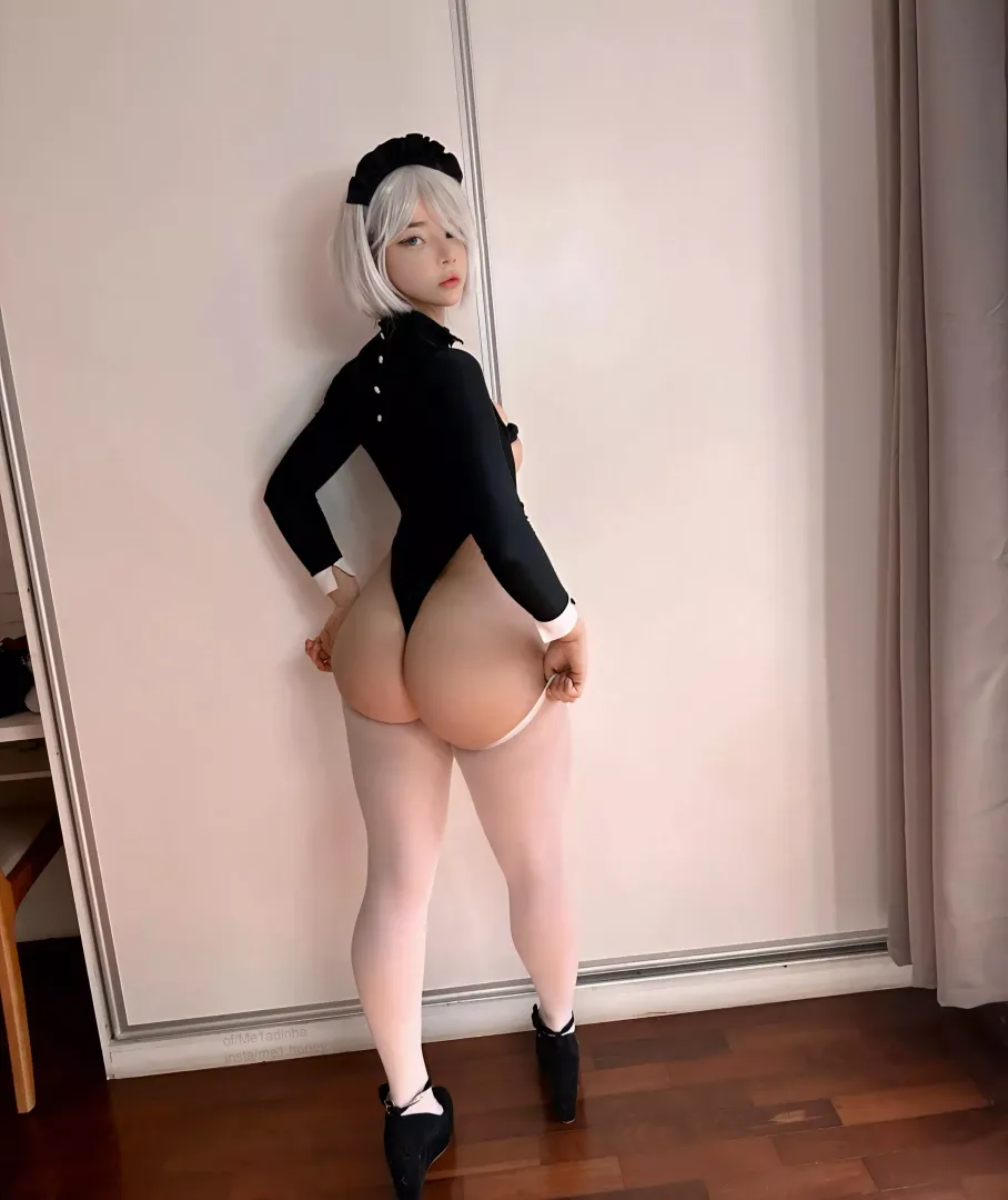 2B maid cosplay