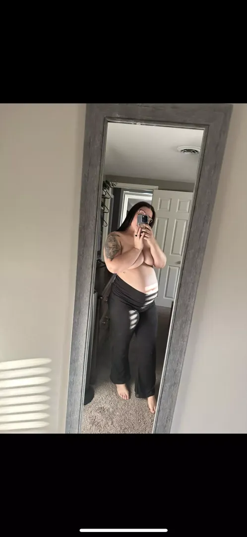 30 weeks pregnant with tons of content. Message me 😈