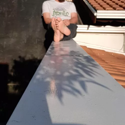 30yo love woshipping a nice manly feet pm me. wickr/tele Passandre92