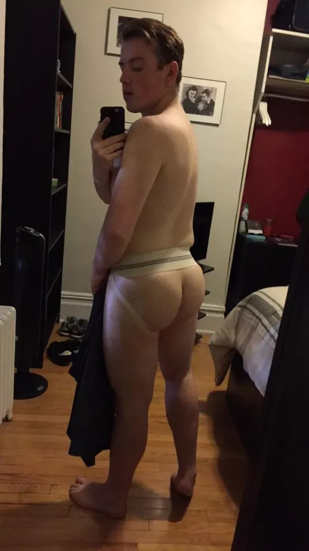 [31] any takers for a plump 🍑?