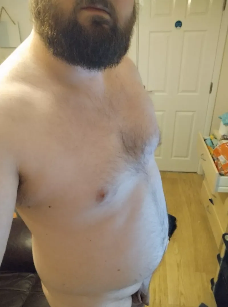31 [M4A] #Essex I'm a chubby guy with a small cock that has little sexual experience and is seeking fun. Let's spend the whole day naked with eachother in a hotel room (I'll book it) I'm free most days. I'm looking to arrange to meet someone in a ho