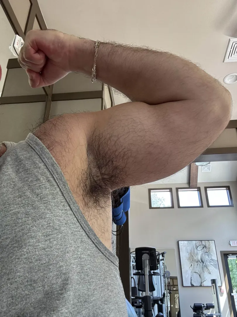 (32) Anyone like sweaty pits after the gym?