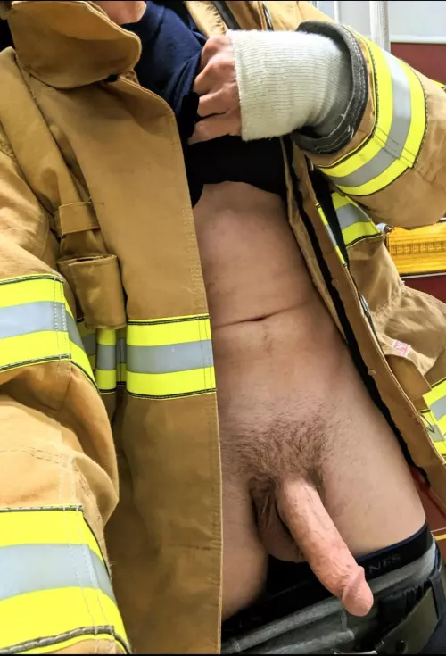 [32] Have you ever wanted to handle a fire hose? 🔥