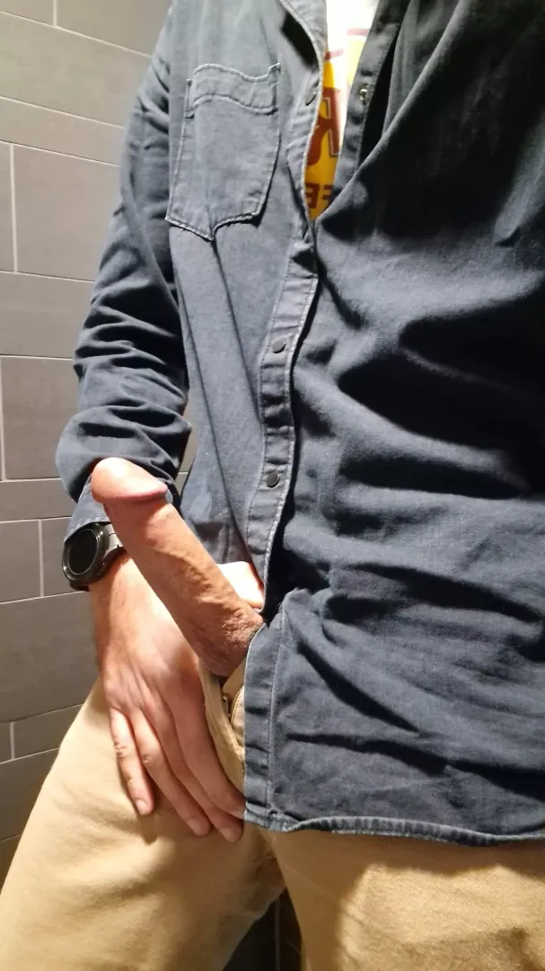 32[M4F] back here again, craving for a wet pussy to release my huge load..