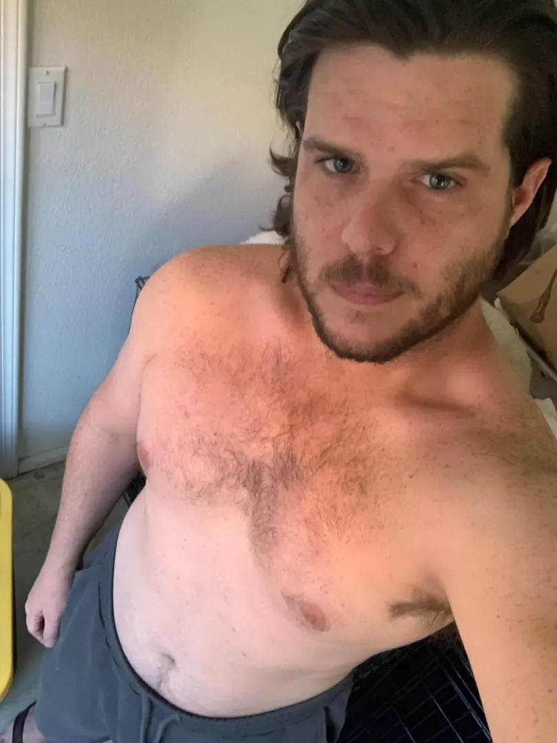 33 gaybro, dad bod for other online guys to talk to long term. Closet nerd engineer big bro type. BroJamesDean