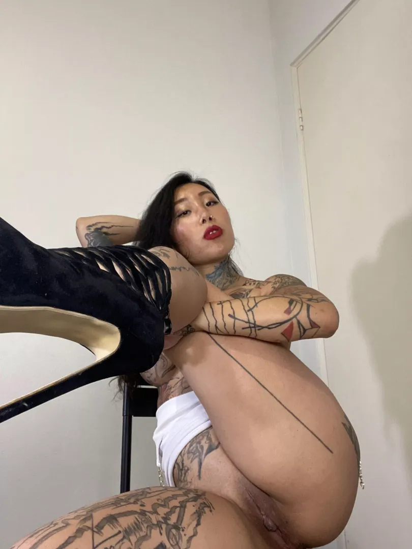 34dd boobs 23 waist, one kid mom, still sexy??