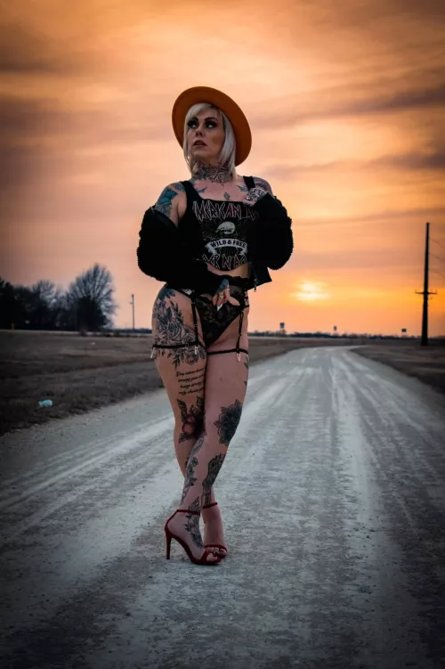 36yo Inked MILF😈Check out my sales. FREE Link in comments. DM me on OF for more specific kinks 💋 ✨Special sales: 10vids/$20 15vids/$30 25vids/$50