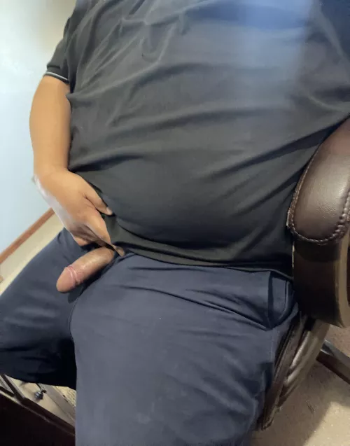 38 m4f- wishing one of you fine ladies would be here under my desk!