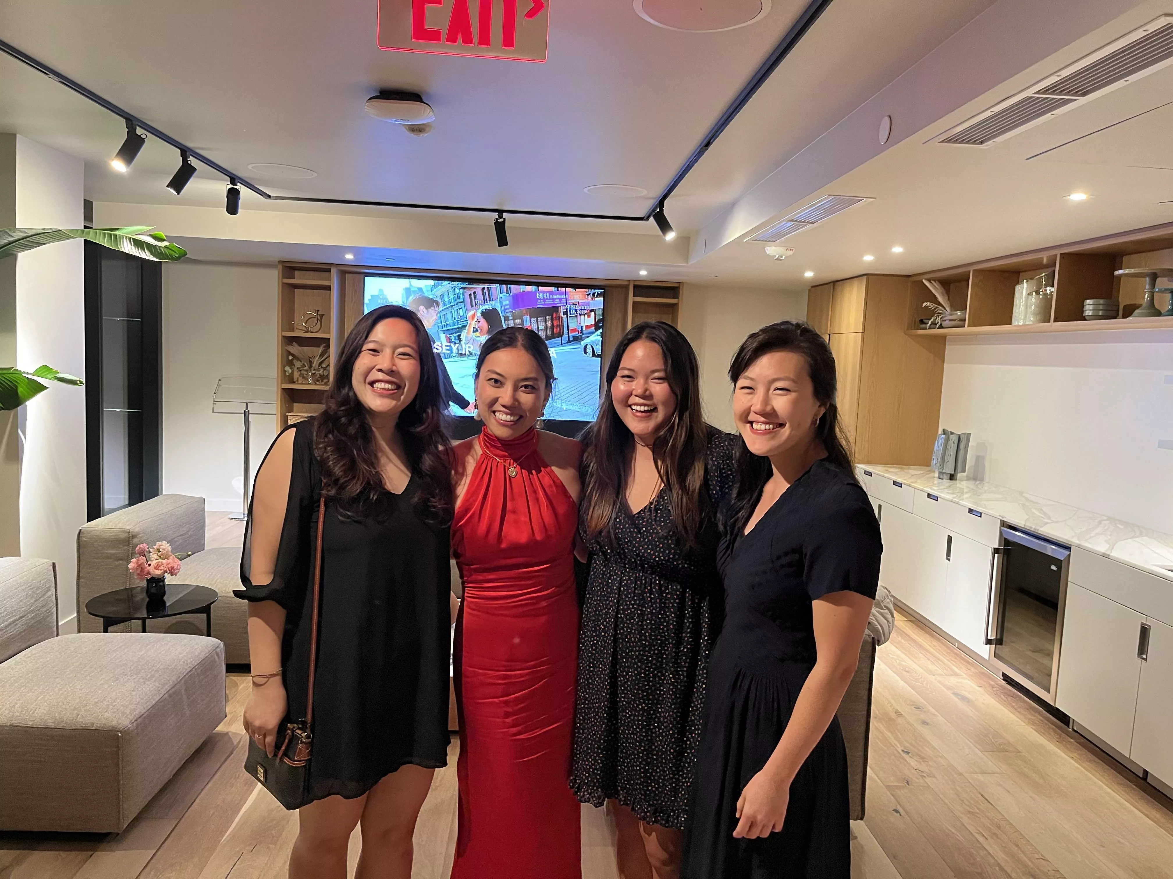 4 best friends. Guess what their husbands are packing. If you are close, I’ll make my wife show you…whatever you want 🙈