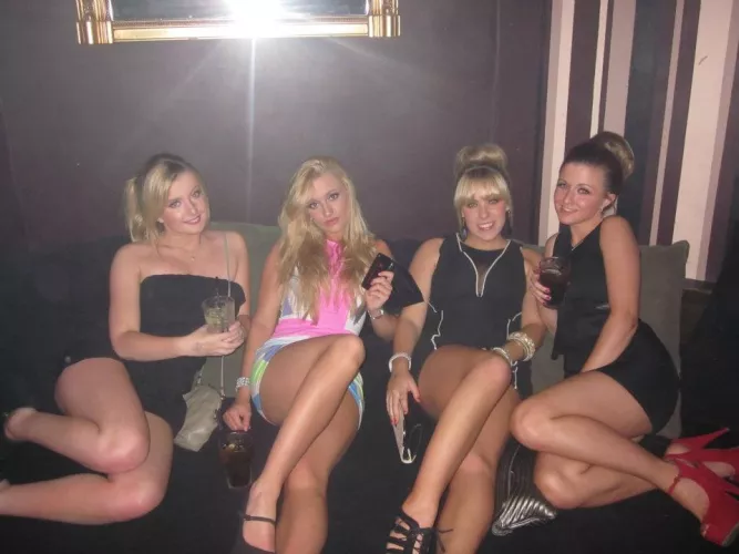 [4] Nightclub girls