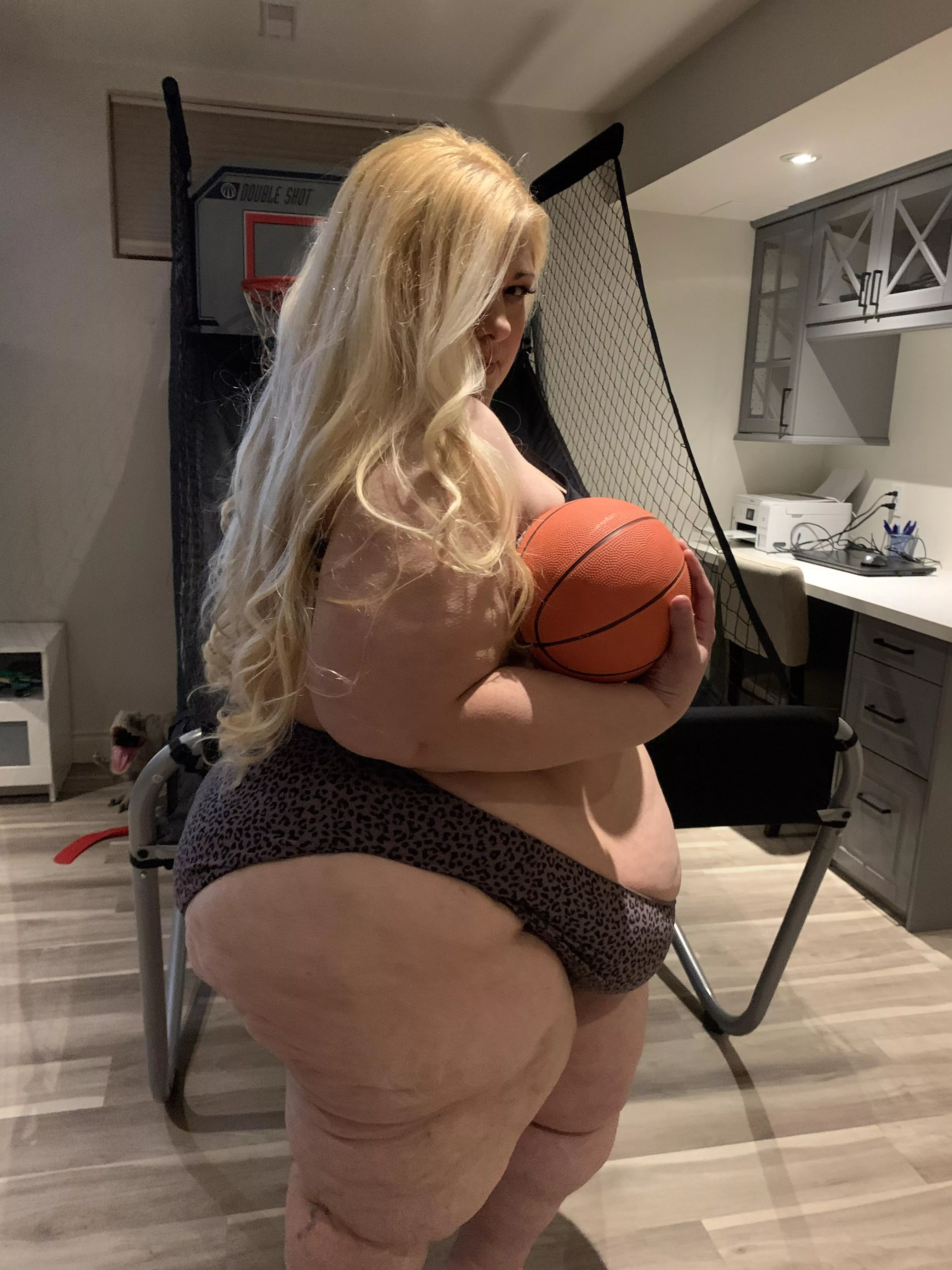 40 and still playing some ball 💋