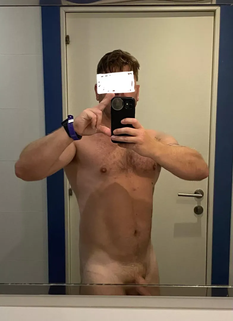 [40] Another holiday hotel selfie
