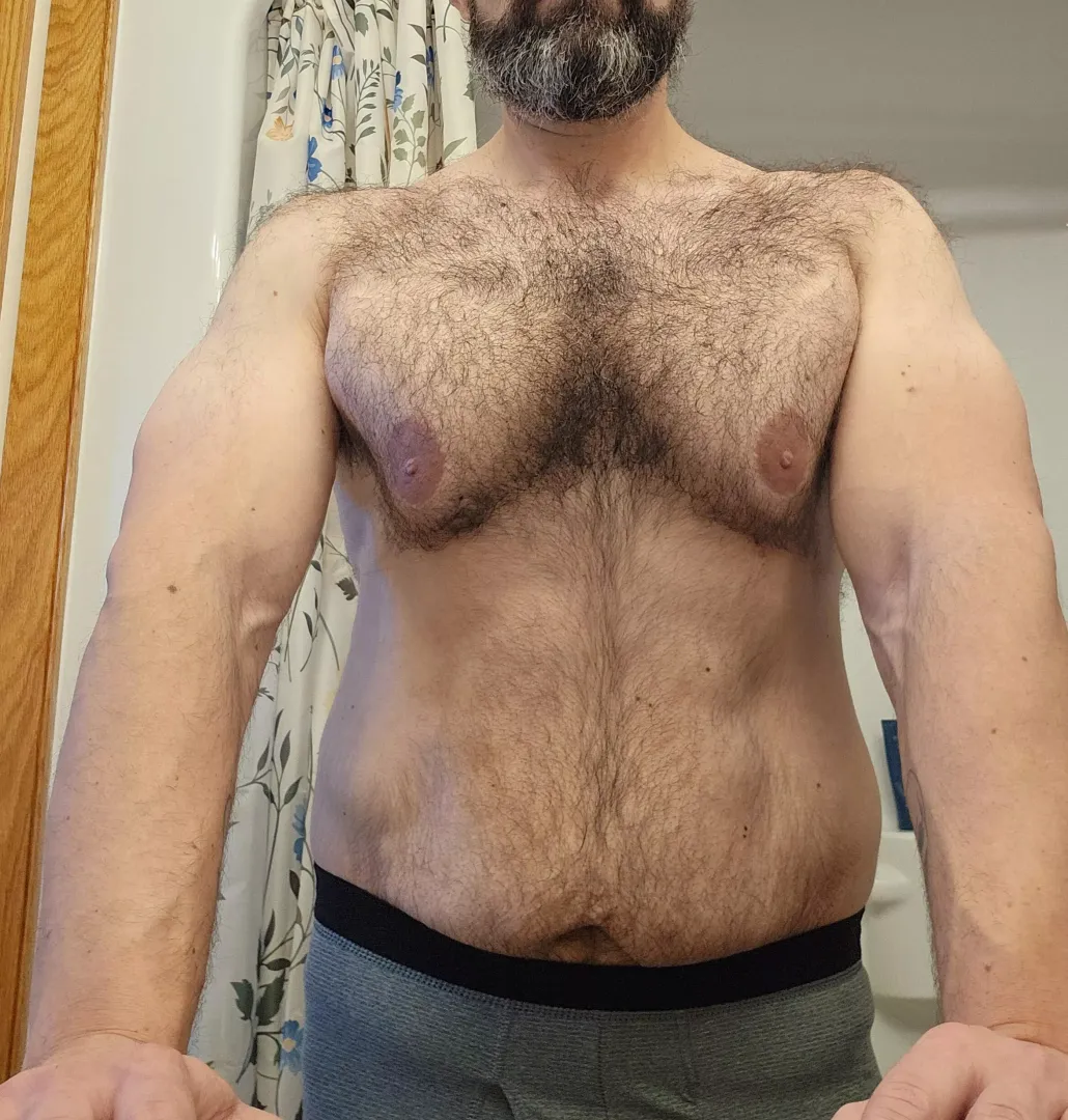 (40) this dad has the weekend all to himself..who wants to keep me company? 😏