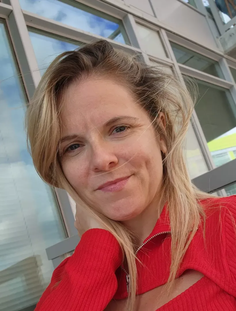 40 years old, no makeup, no filters [f]