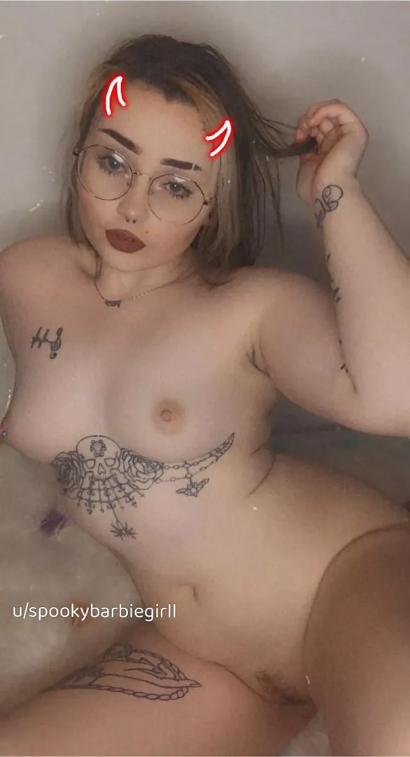 4’11 and 100lbs. I’m built for cum.
