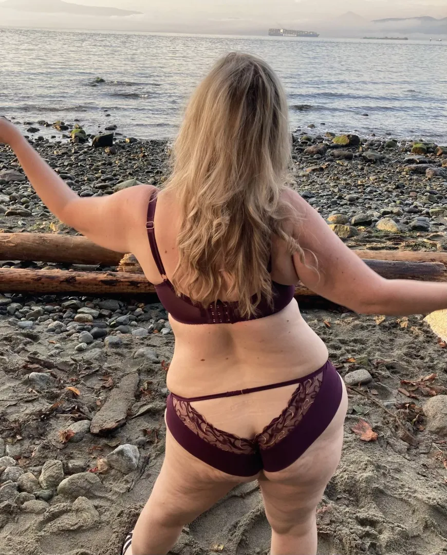 (42) Enjoying the sunset in my lingerie 💋