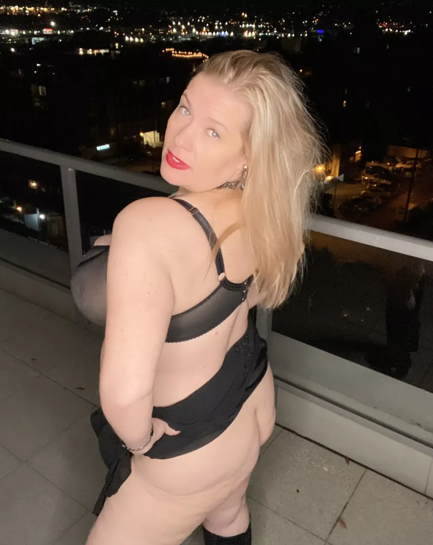 (43) Mommy likes flashing her ass 💋