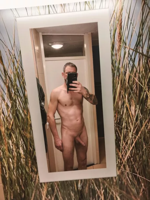 [45] Hotel mirror selfie, before the fun begins.