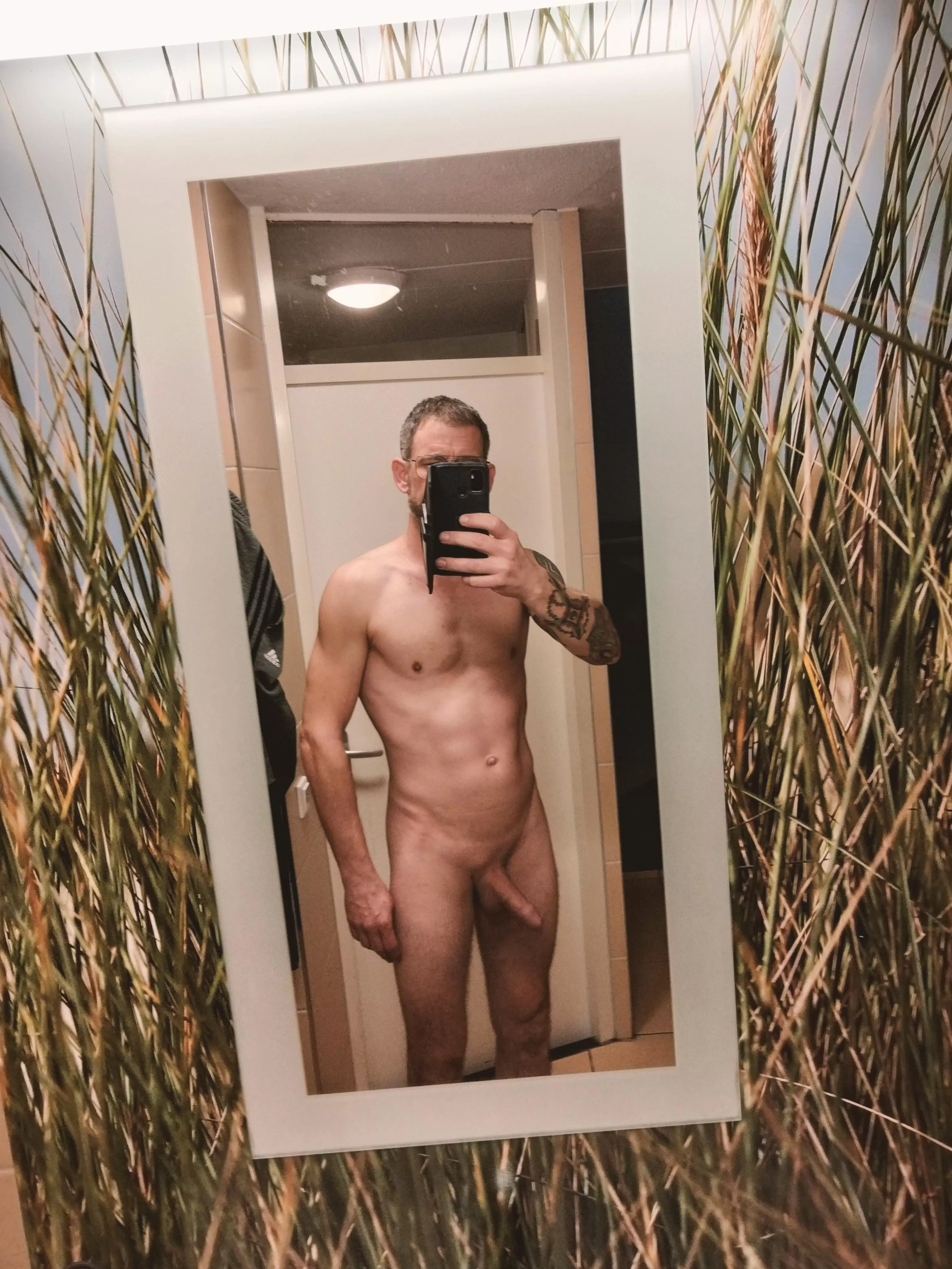 [45] Hotel mirror selfie, before the fun begins.