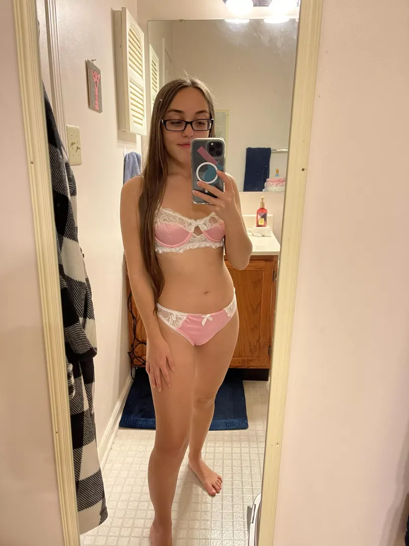 4’8 petite I hope you like tiny girls 🖤